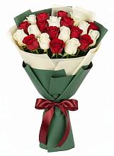 Букет Микс из красных и белых роз в Вязовое