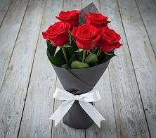 Букет 5 Красных роз Эдлесс Лав в Вязовое